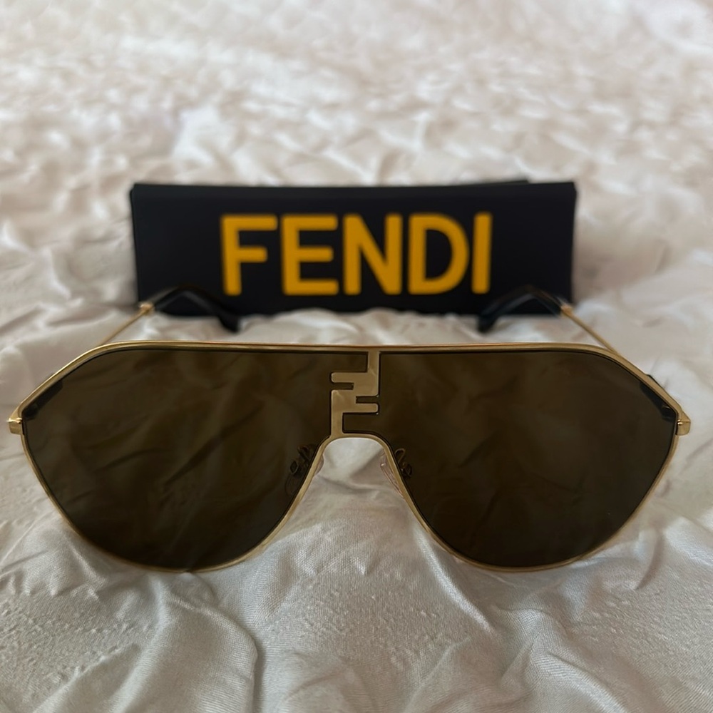 💛 Authentic Fendi Gold Aviator Sunglasses 💛